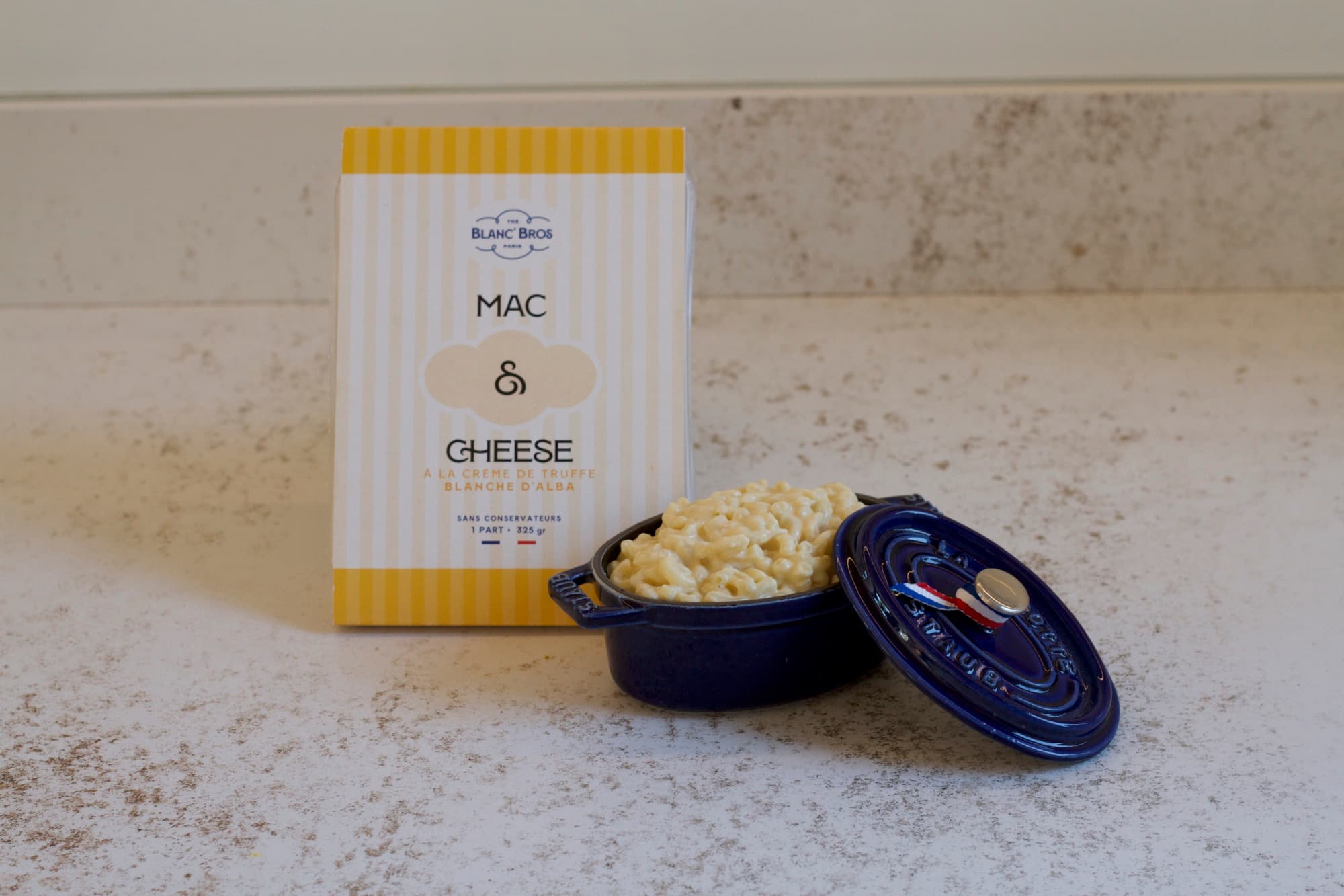 Boîte de Truffle Mac & Cheese posée à côté d'une cocotte garnie
